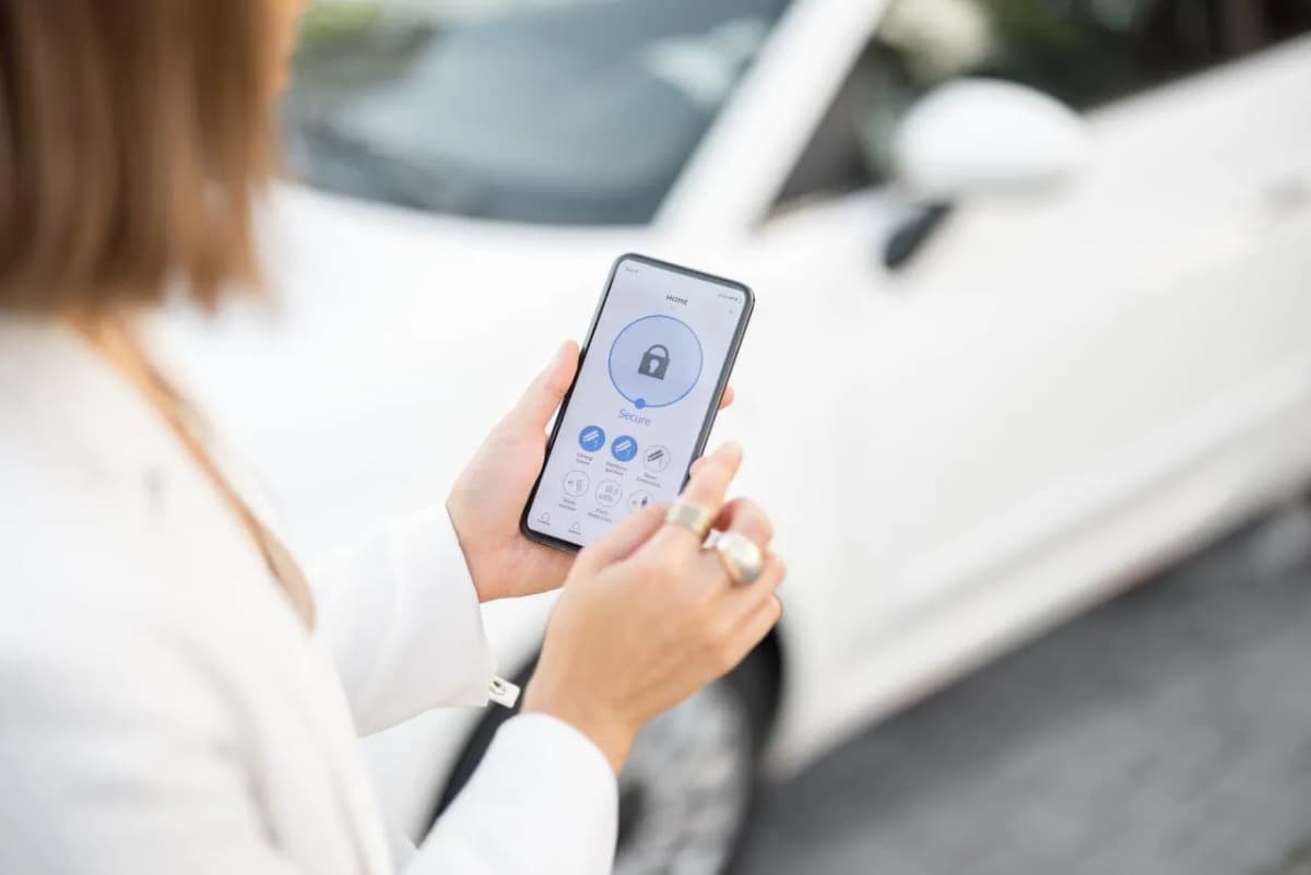 Femme utilisant une application de sécurité connectée sur son smartphone